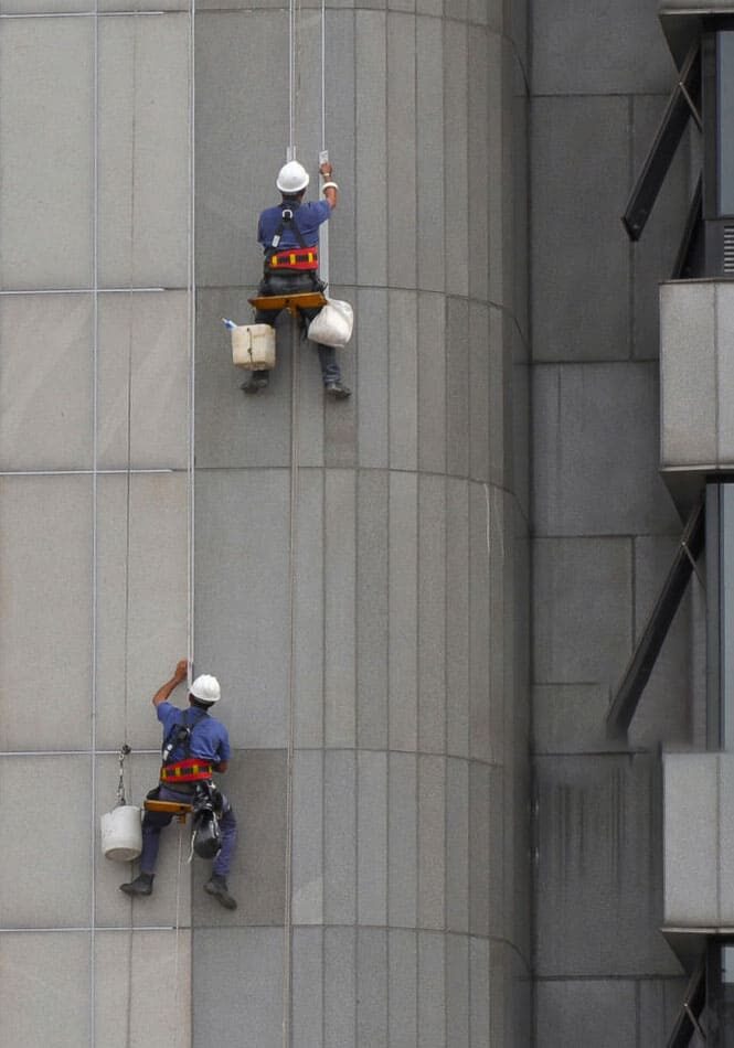 Альпинисты на стене высокого здания
